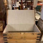 Ancienne malle coffre en bois de pin naturel avec interieur capitonne
