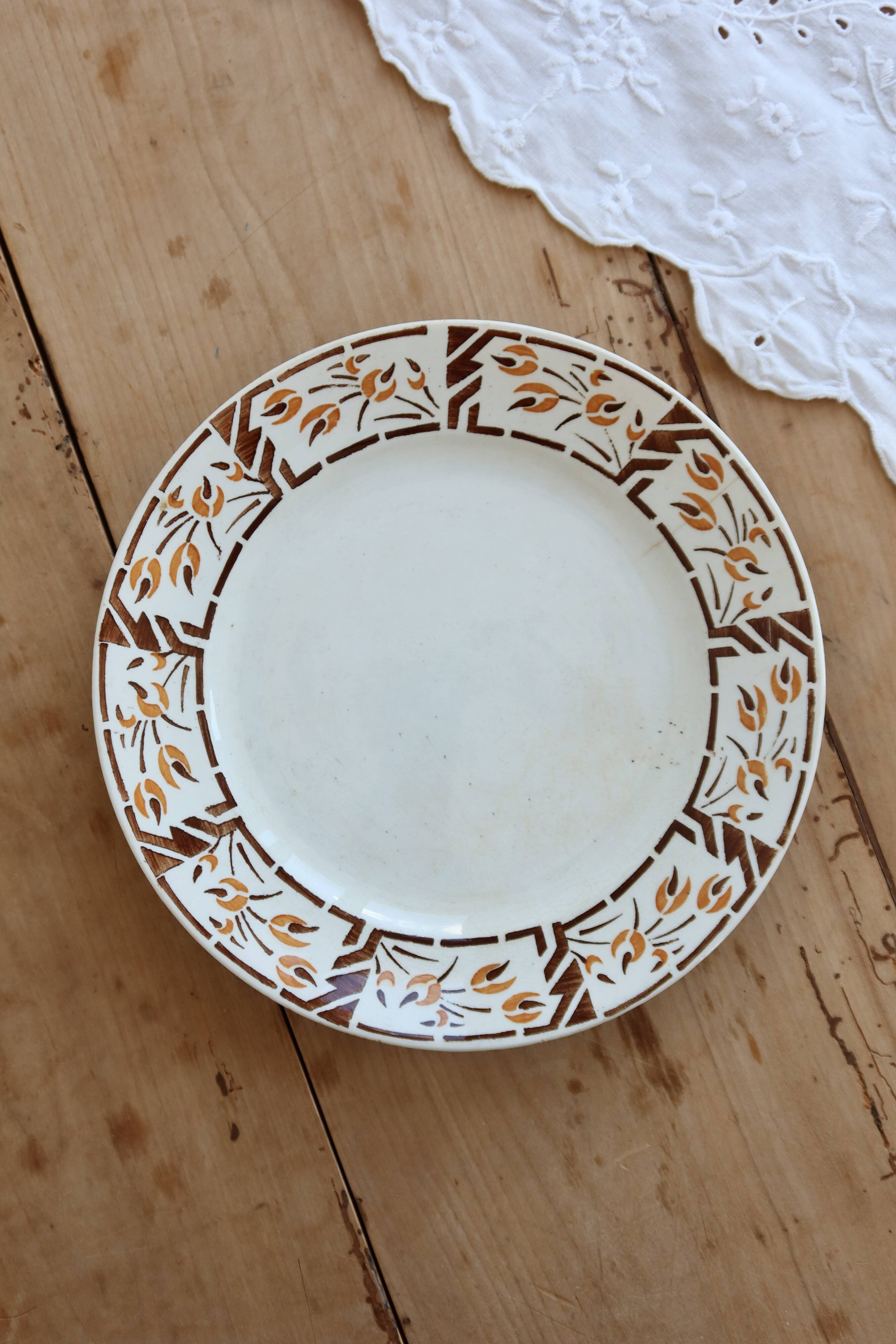 Assiette à dessert vintage terre de fer Onnaing – Décor géométrique
