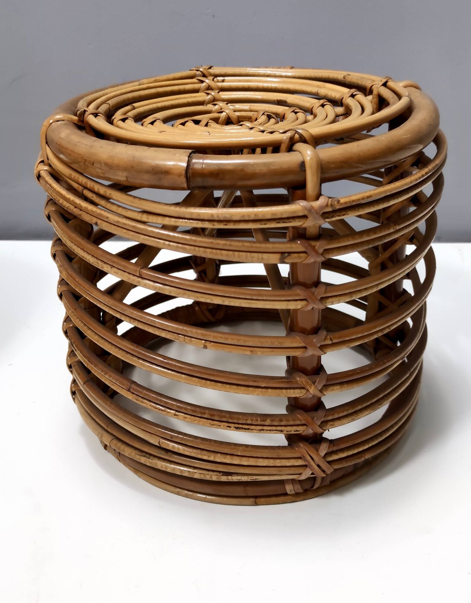 Pouf vintage en bambou par Castano recouvert de tissu cramoisi, Italie