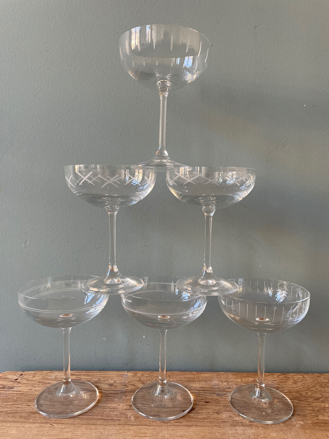 Series of 6 champagne glasses in engraved glass