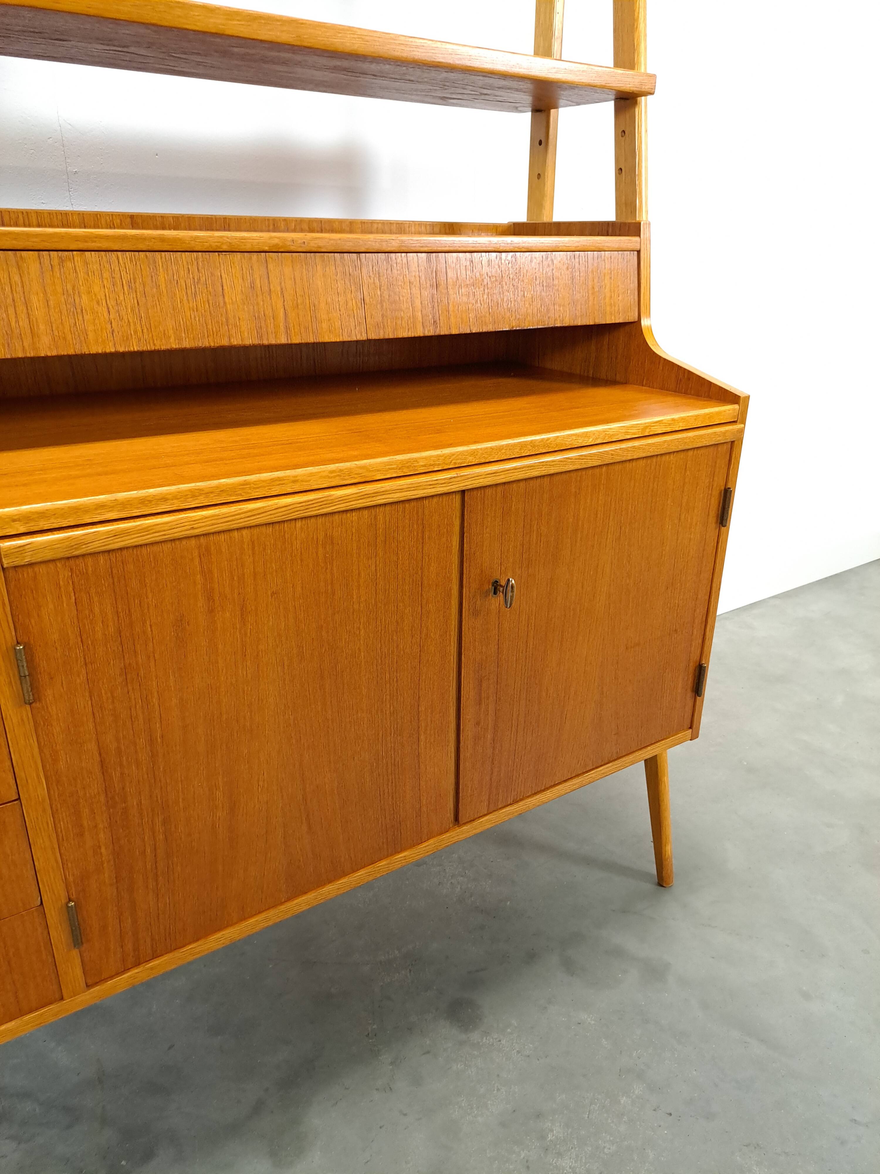 Teak fineer kast uit Zweden met lades, legplank en uitschuifbare plank