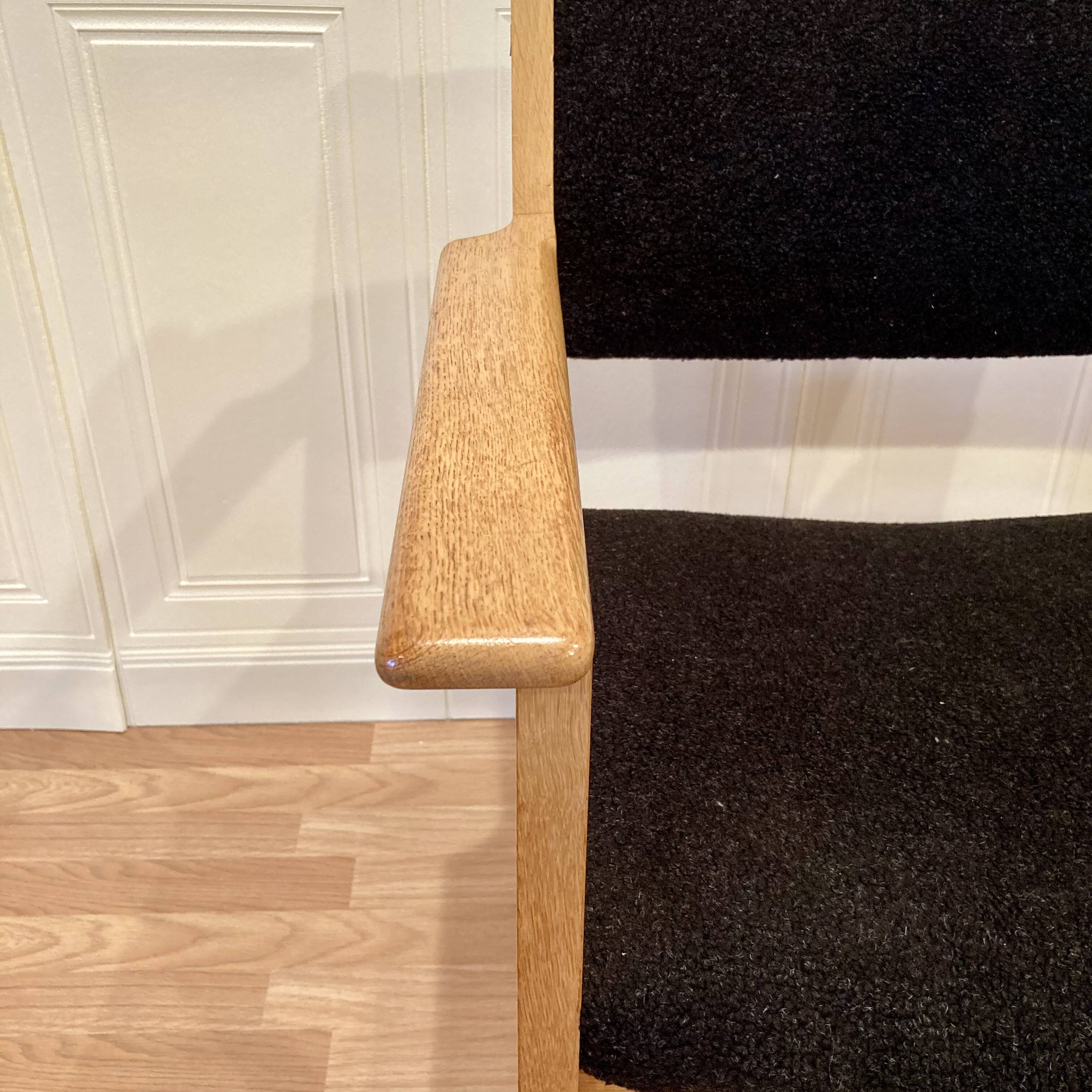 SUITE DE 4 FAUTEUILS ESTAMPILLE "HANS WEGNER" 1960.