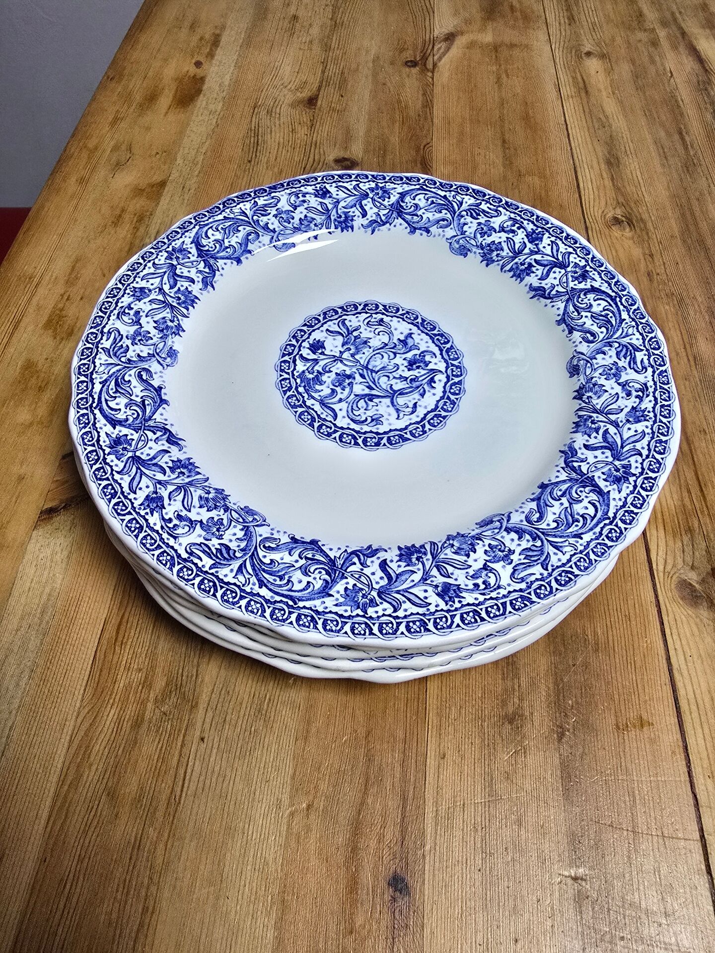 Flat plates Gien with blue patterns in perfect condition.