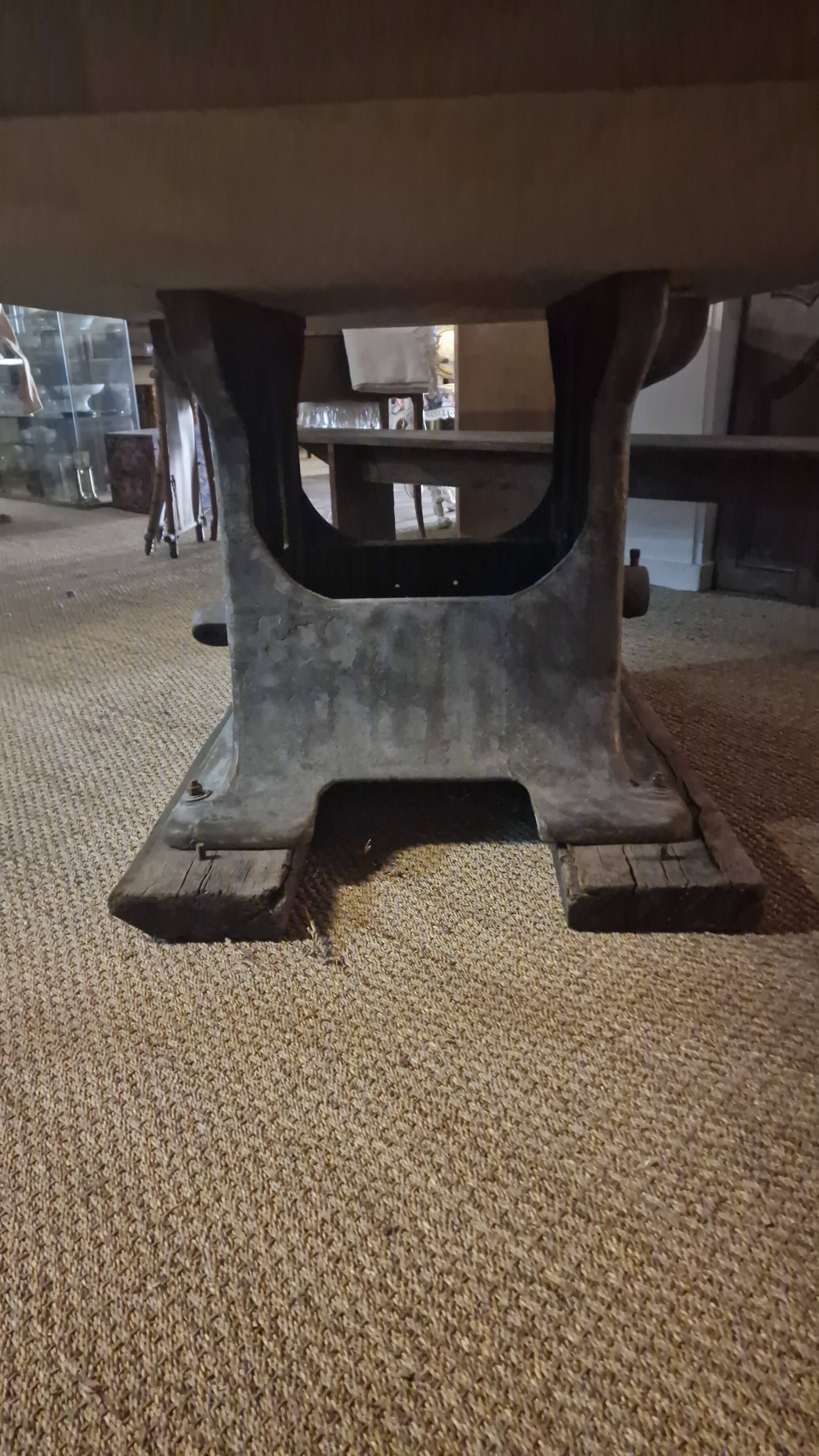 Table création en orme massif et machine industrielle