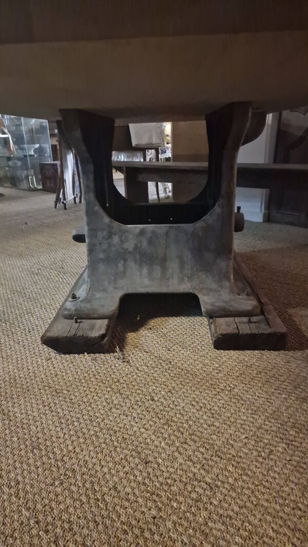 Table création en orme massif et machine industrielle