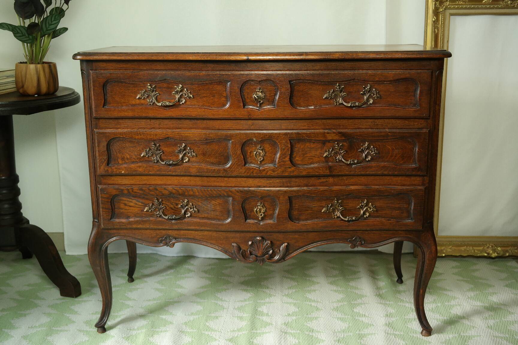 Louis XV style commode in solid oak, 20th century.