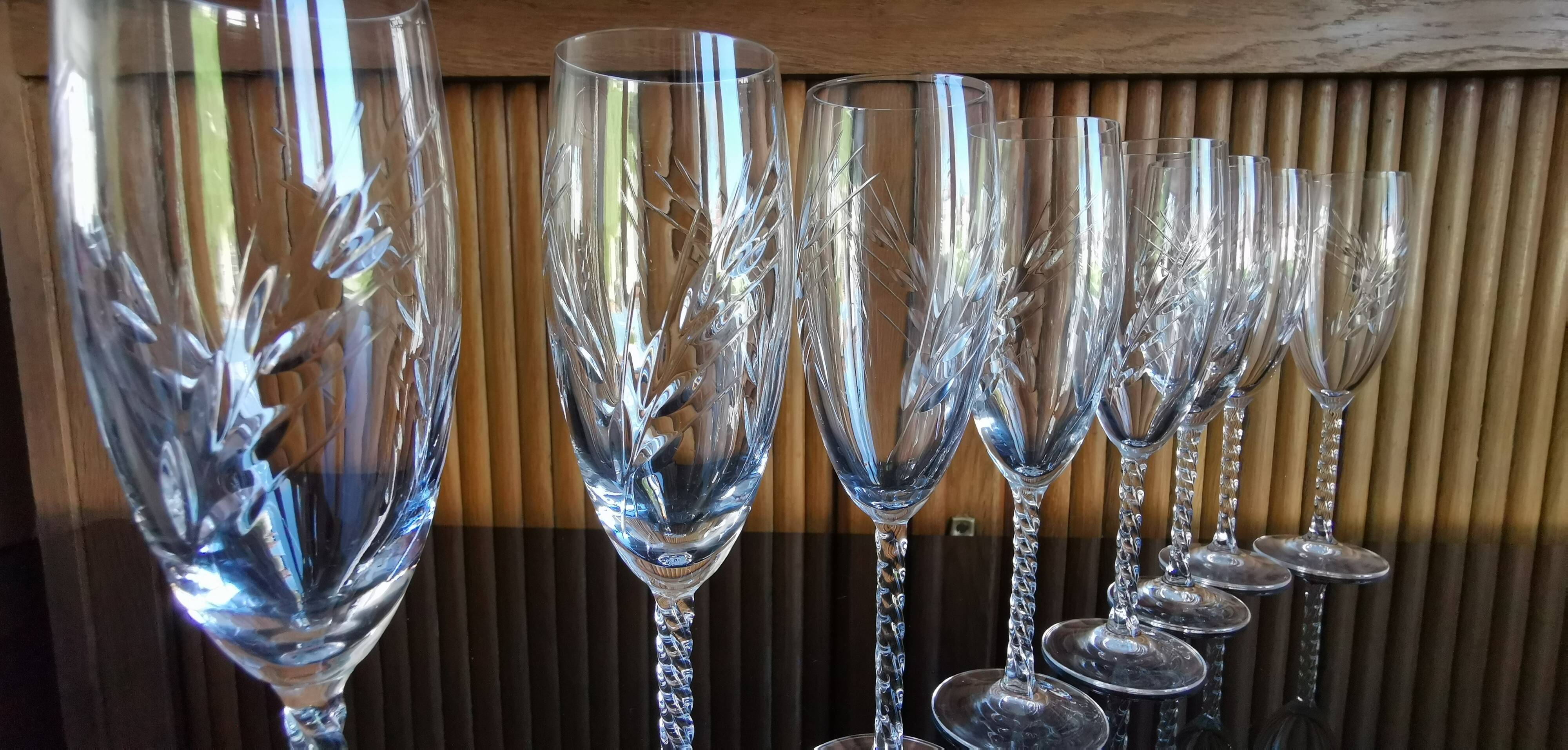 Lot 8 flûtes à champagne cristal taillé pied torsadé epis cristal d'arques