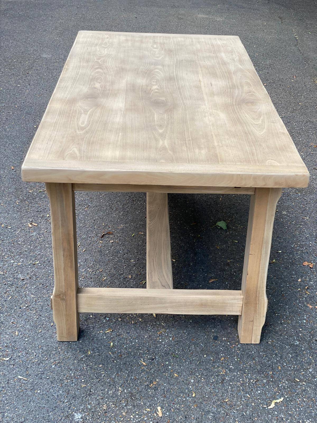 Extensible farmhouse dining table stripped in raw solid oak from the 1970s.