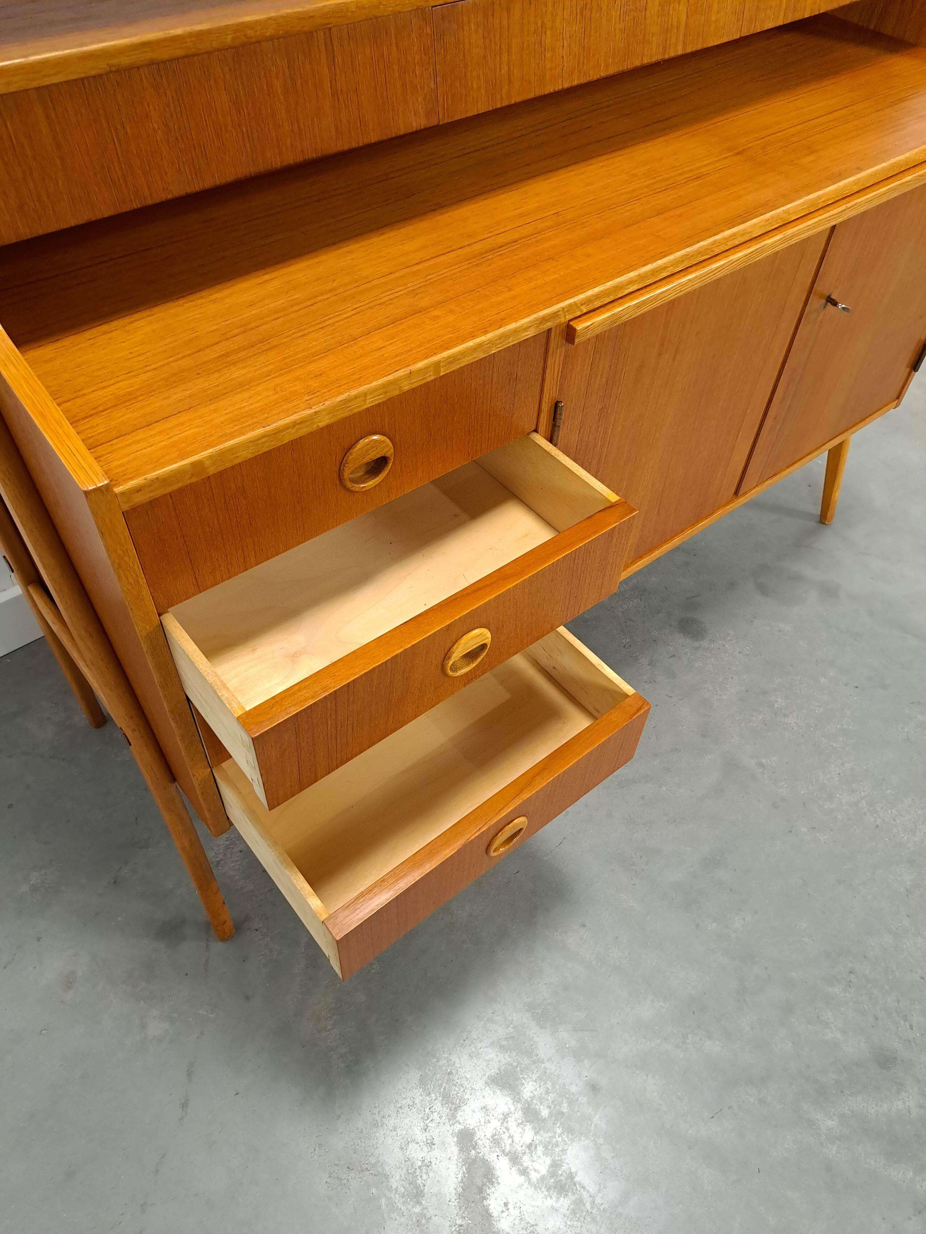 Teak fineer kast uit Zweden met lades, legplank en uitschuifbare plank