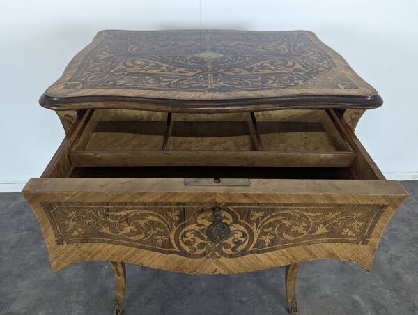 Table travailleuse en marqueterie de bois de rose