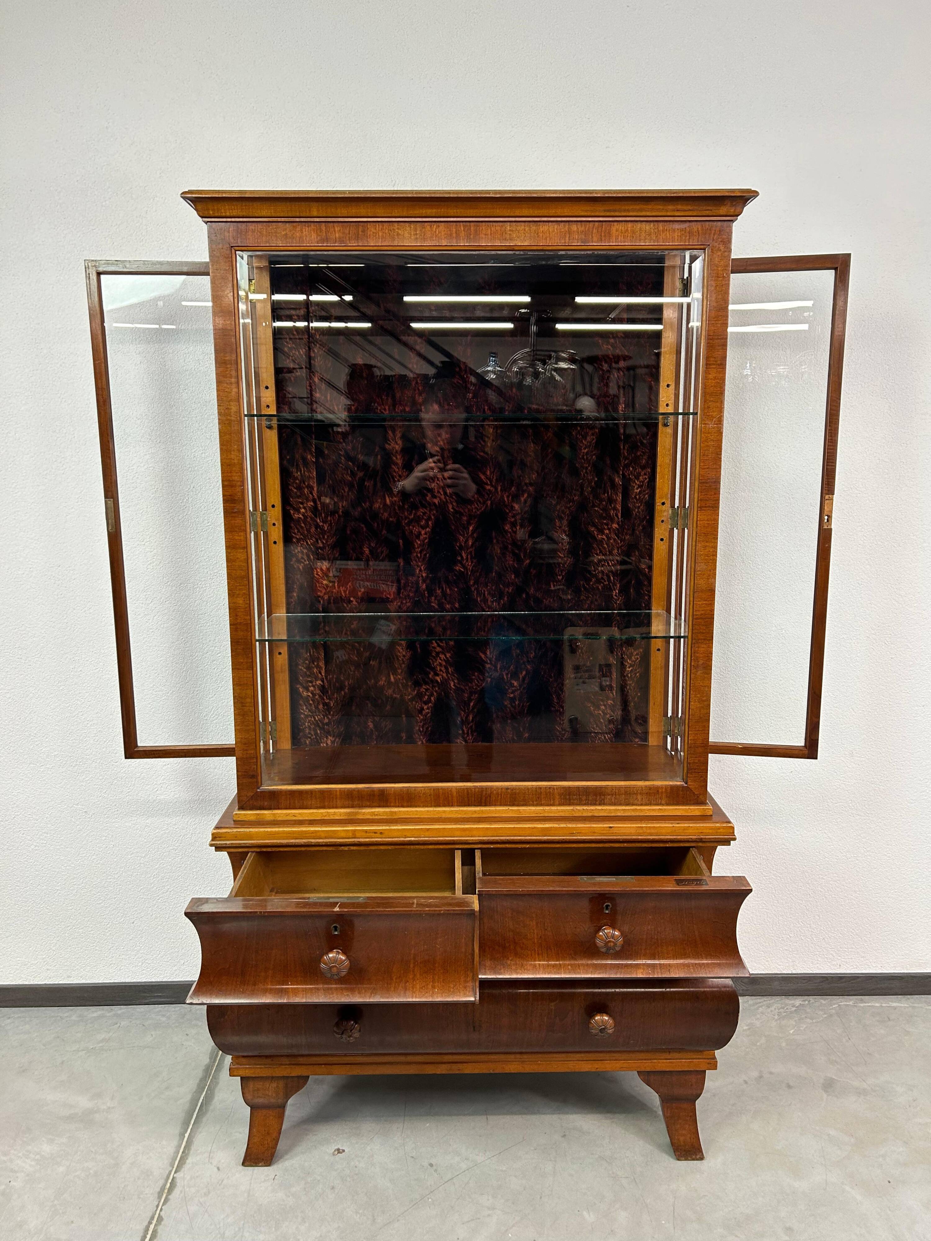 Large Art Deco display case by Lingel