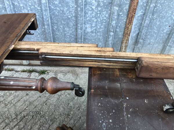 Table ovale en noyer massif d’époque NIII a piétement centrale extensible.