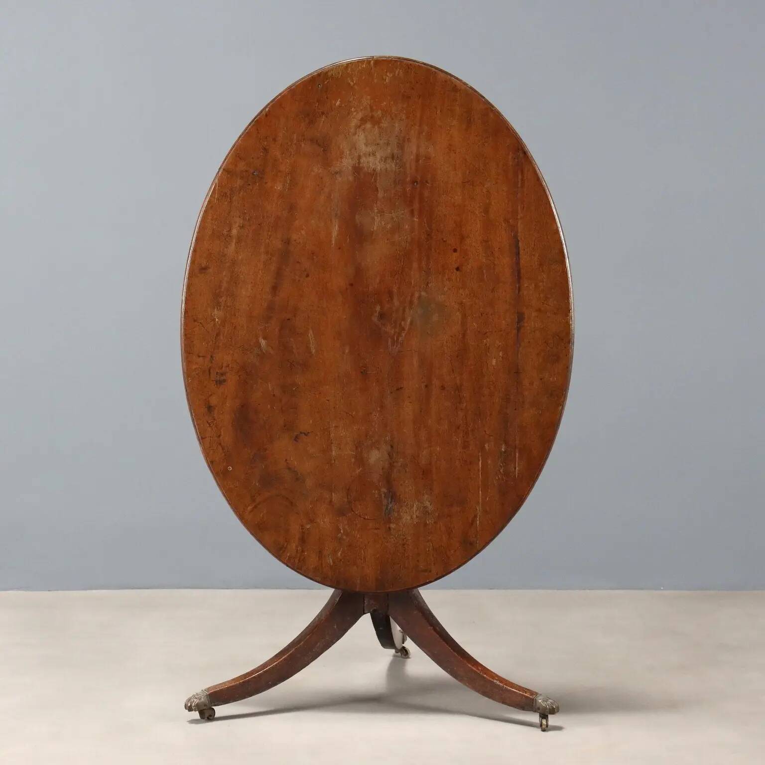 Table ancienne en acajou de forme ovale, Angleterre, XIXe siècle