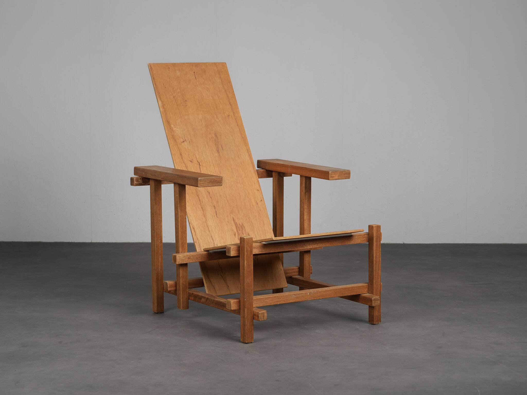 Fauteuil moderniste dans le style de Gerrit Rietveld, Pays-Bas, années 1980.