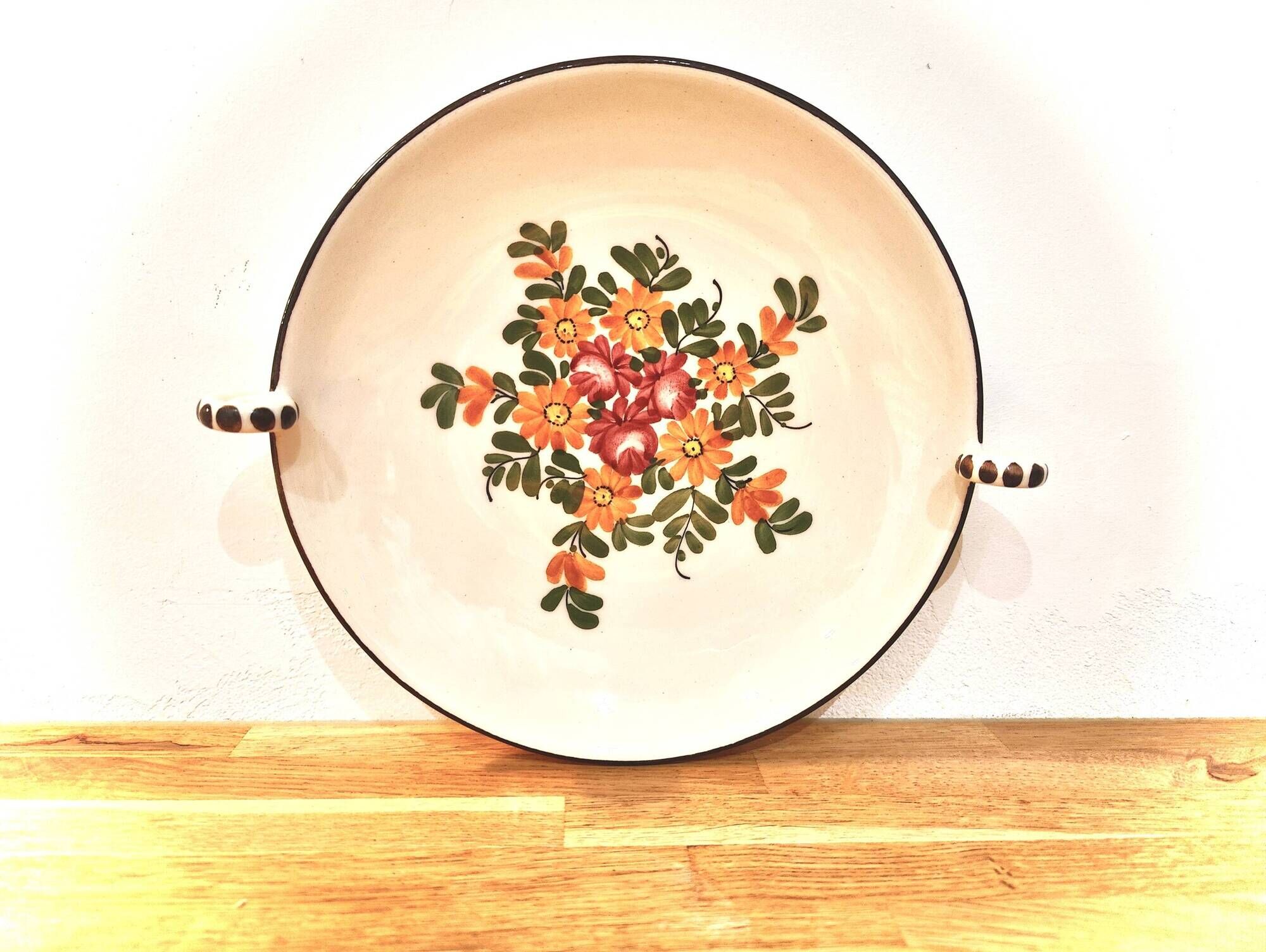 Decorative plate in earthenware