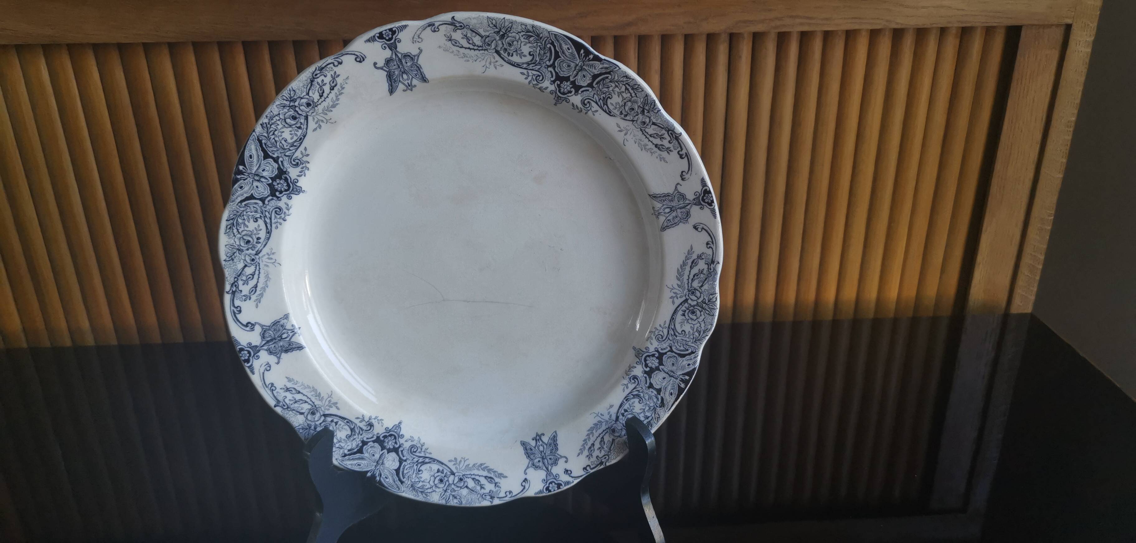 Round earthenware dish "butterflies" model Manufacture Impériale et royale Nimy de Belgique