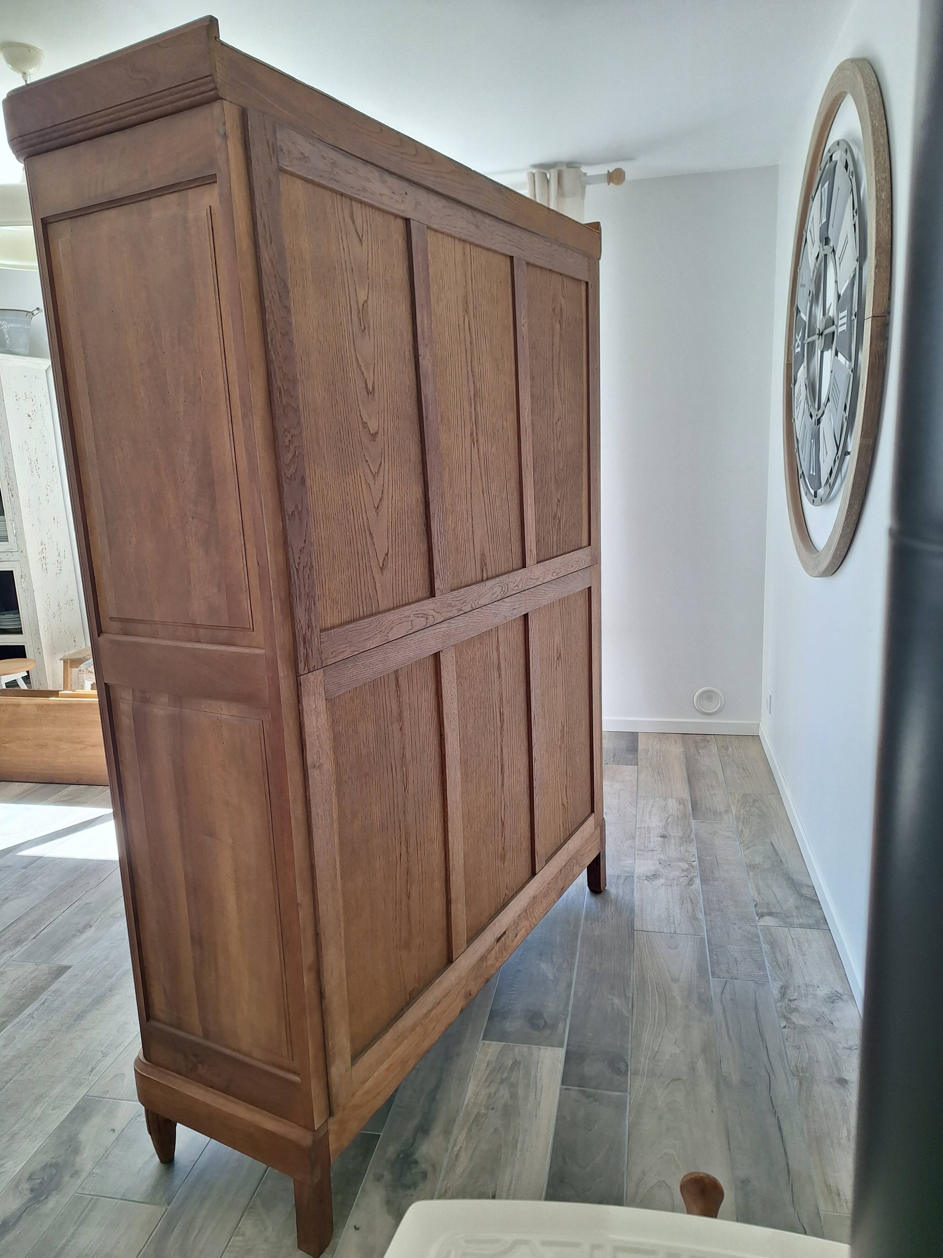 Armoire Art déco en noyer massif sculpté, 1930