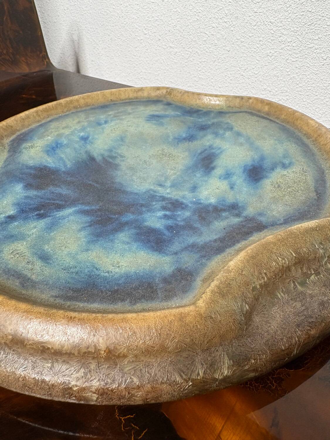 Service Pierrefonds, plateau et pot en céramique cristallisé bleu, 1930