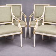 Fauteuils classiques Louis XVI. Bois massif.