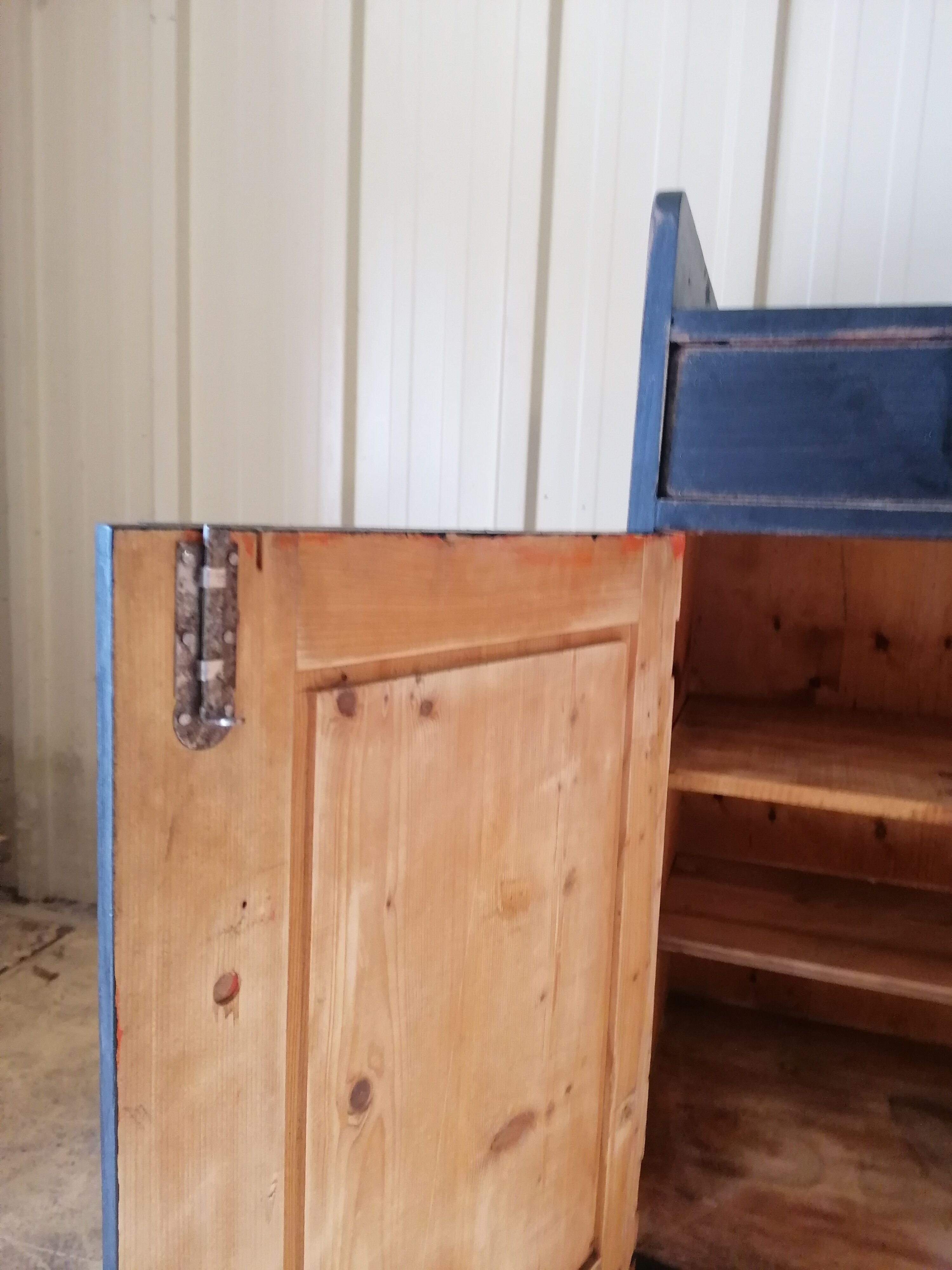 Low wooden entrance furniture