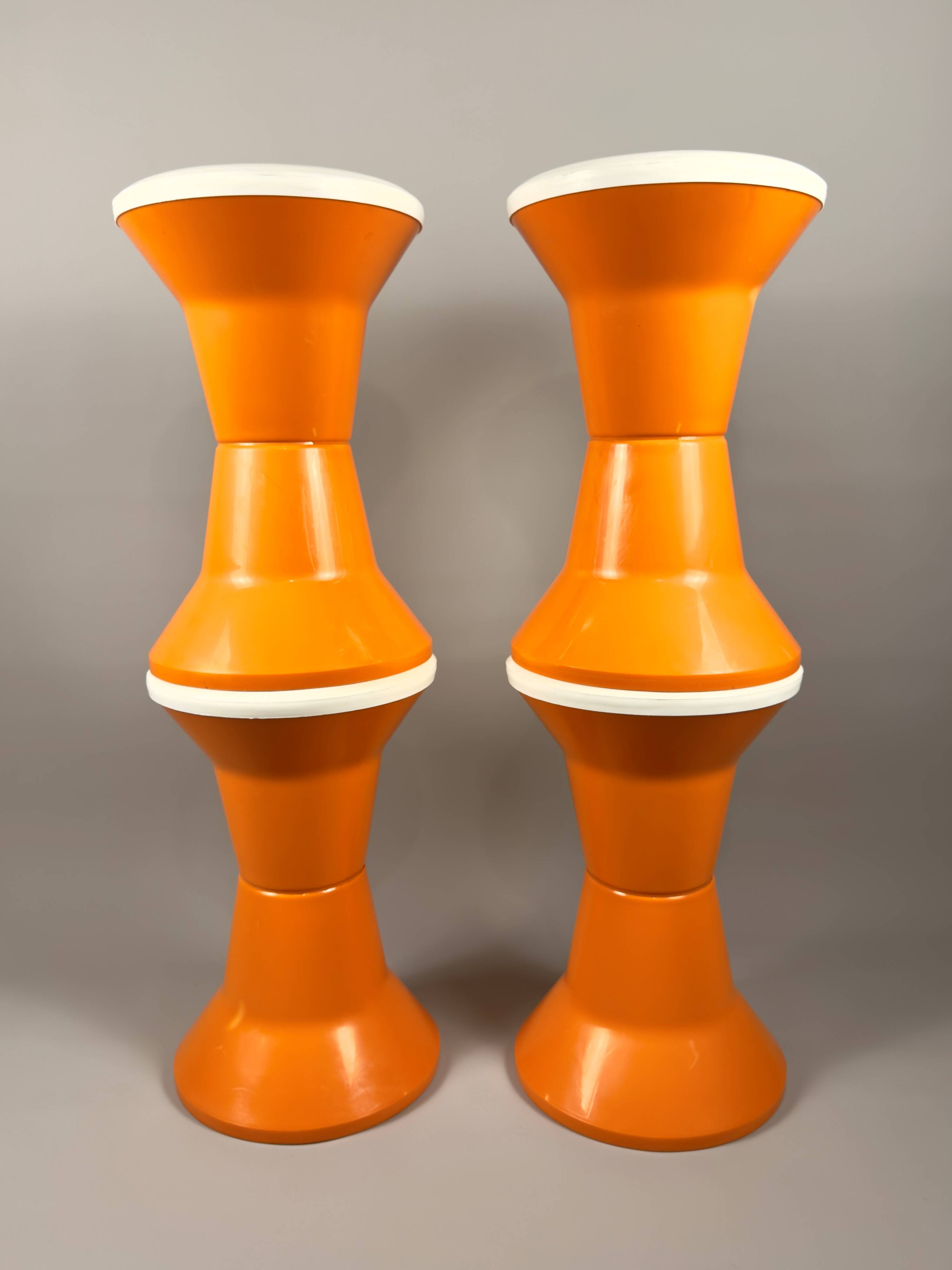 Ensemble tabourets et table Space Age – Plastique orange et blanc, style italien vintage