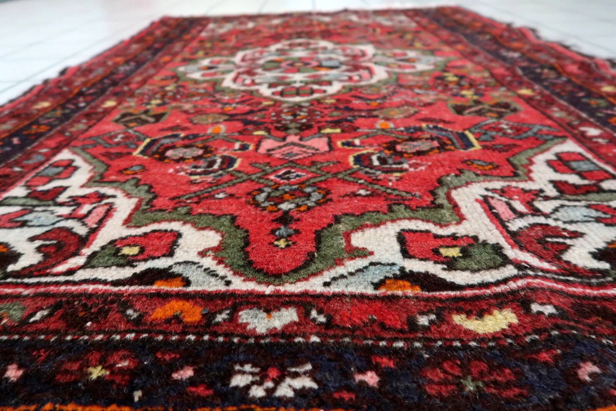 Antique 1920s Persian Hamadan rug, floral medallion, 104cm x 145cm