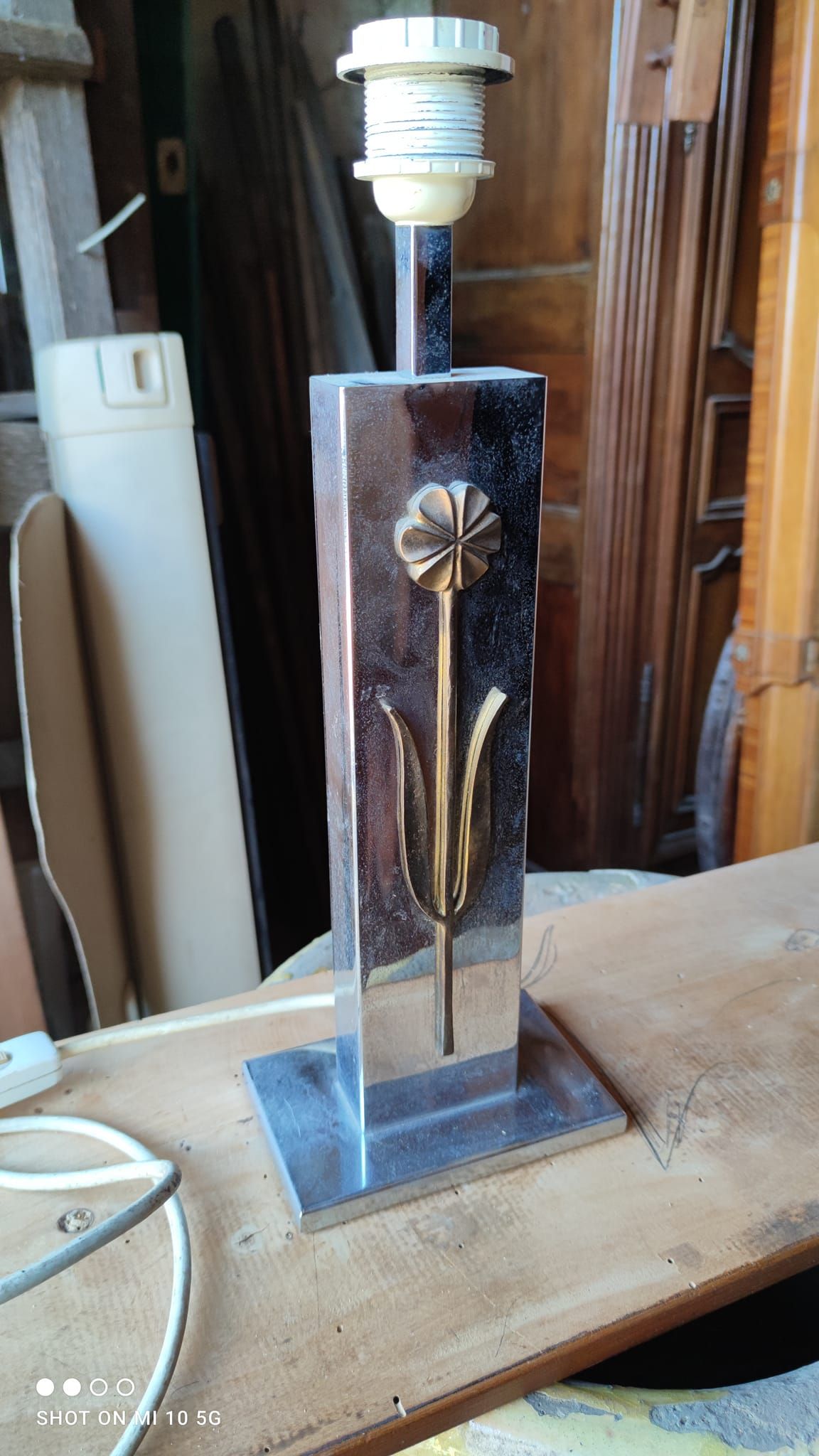 Lampe en métal chromé et bronze vers 1970
