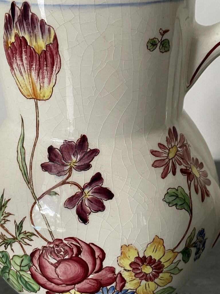 Pichet en faience à décor floral