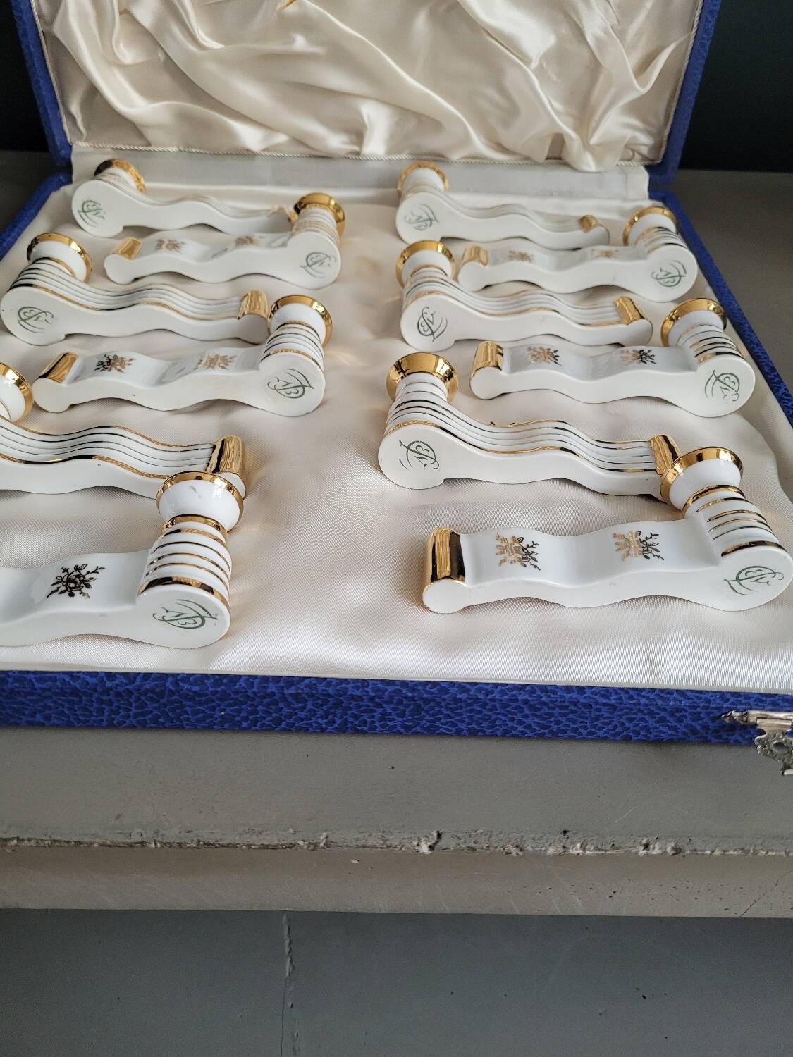 12 Limoges art porcelain knife rests in their case