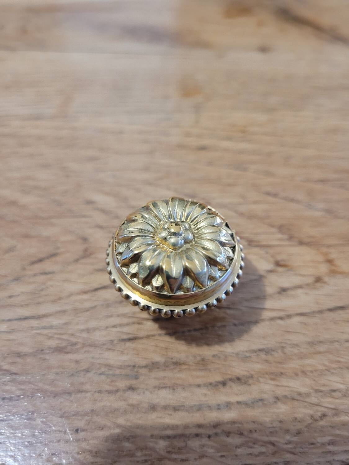 8 Louis XVI furniture knobs