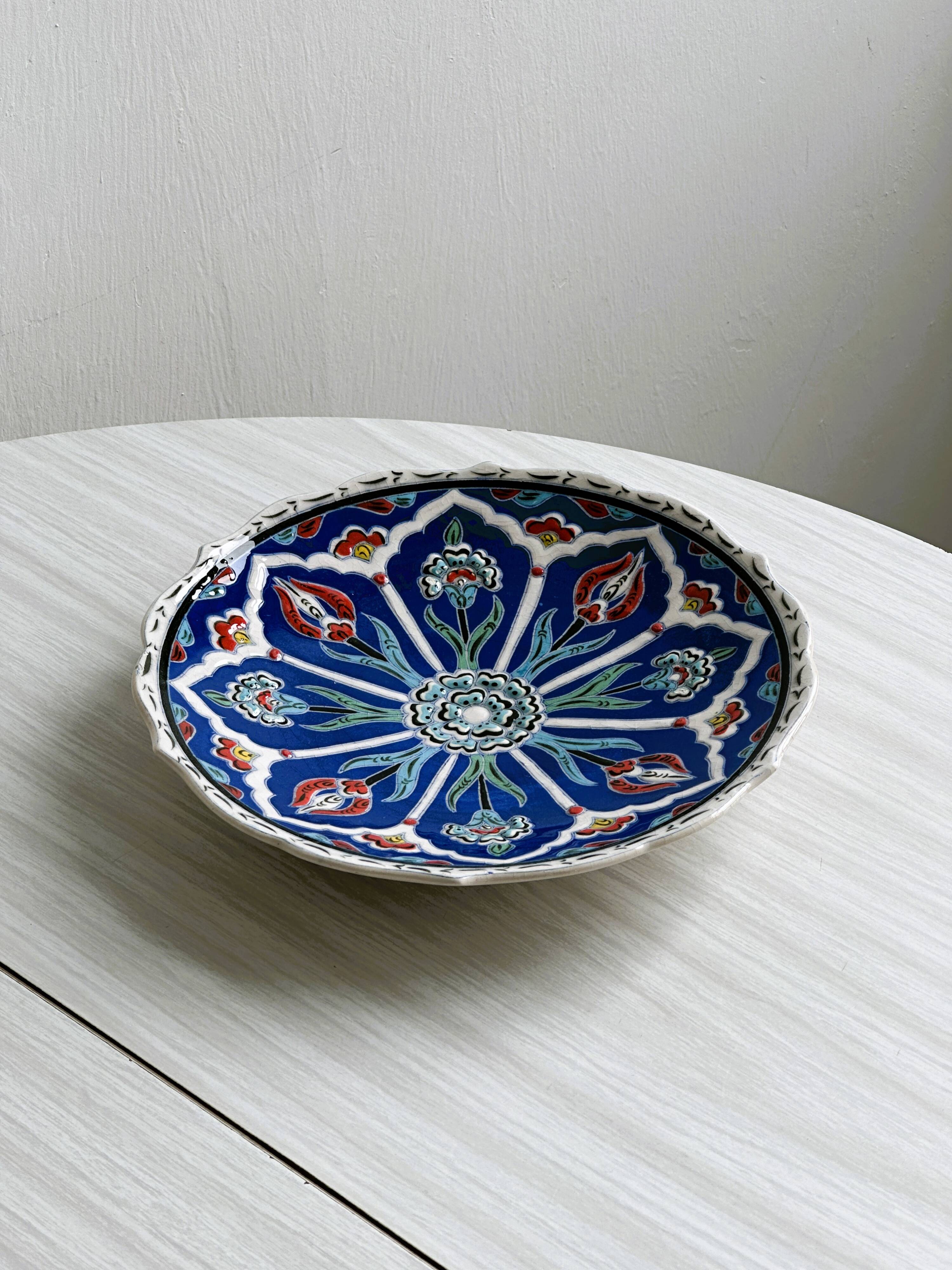 Decorative plate in glazed ceramic