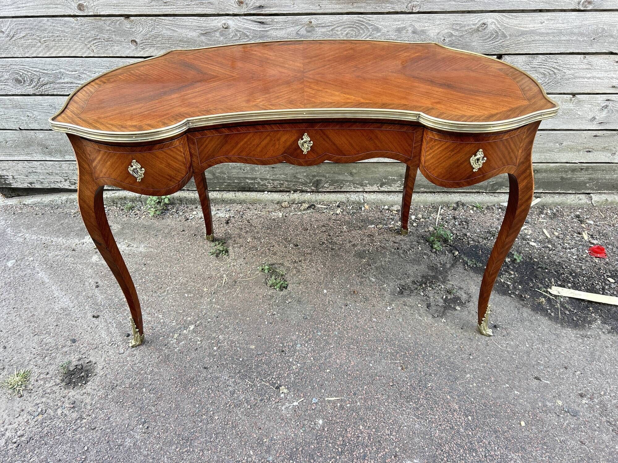 Curved flat desk in Louis XV style