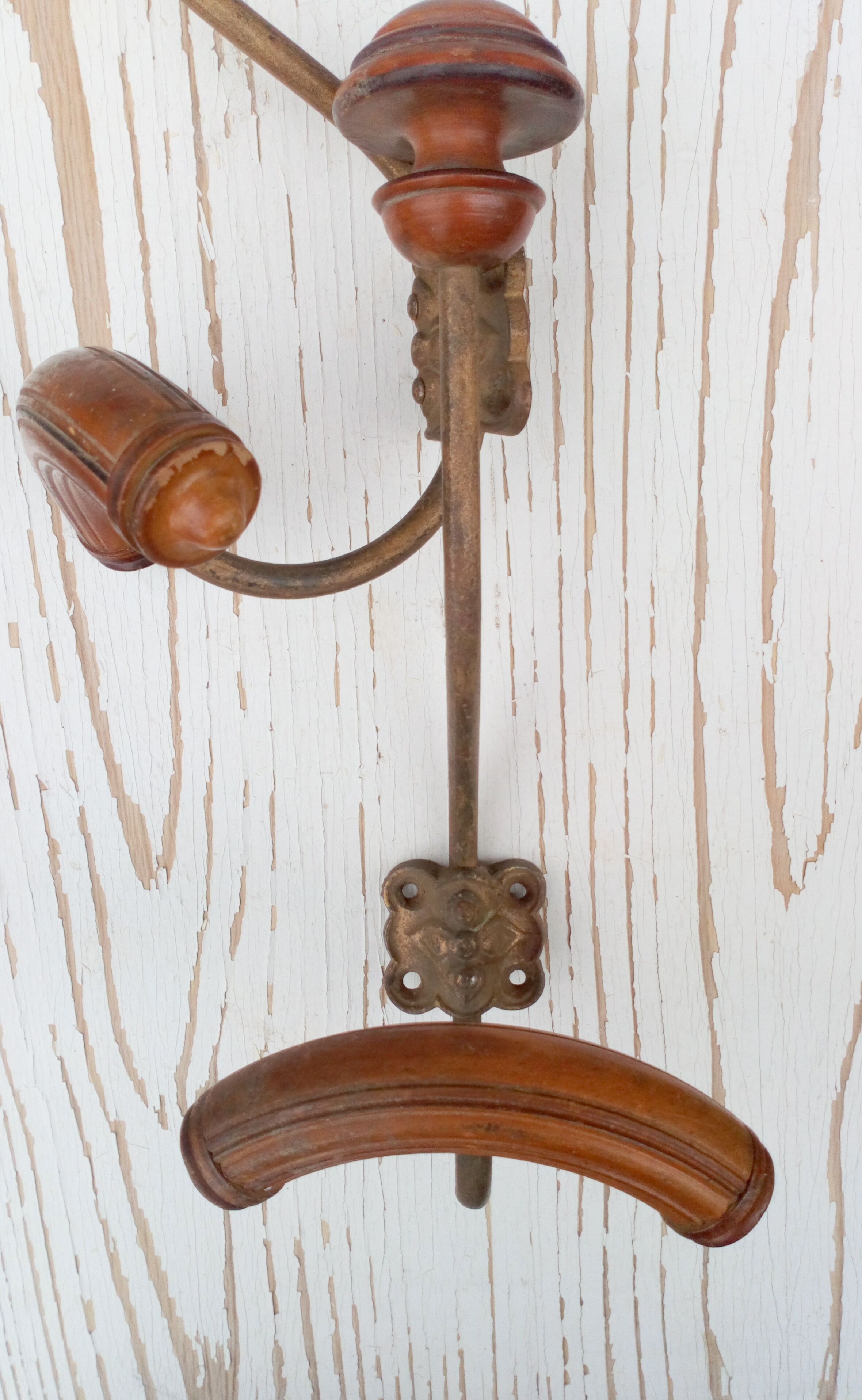 2 hooks in metal and wood