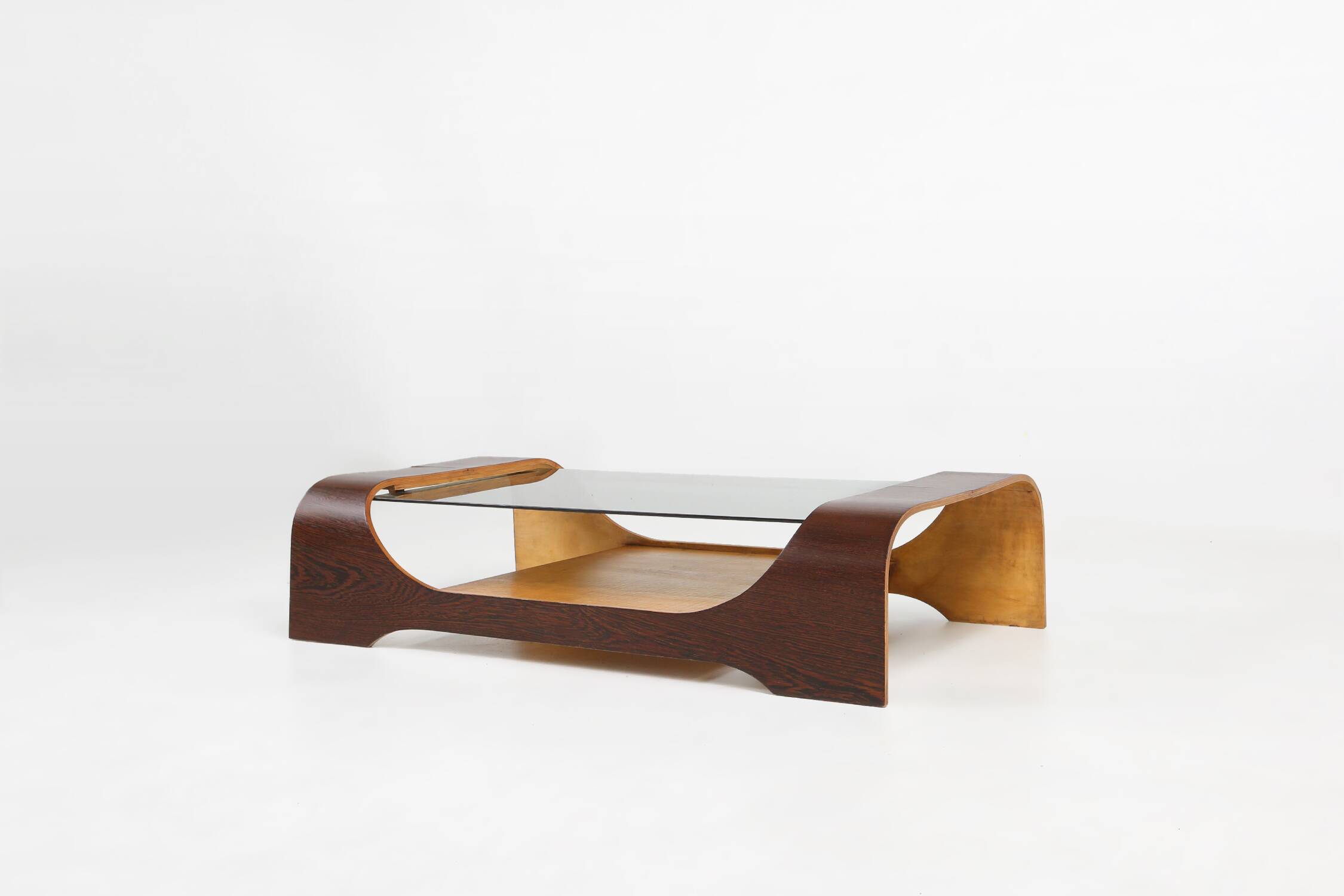 Table basse française du milieu du siècle en contreplaqué wengé courbé avec plateau en verre, années 1960