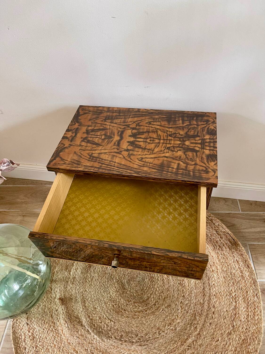 Table de chevet laquée