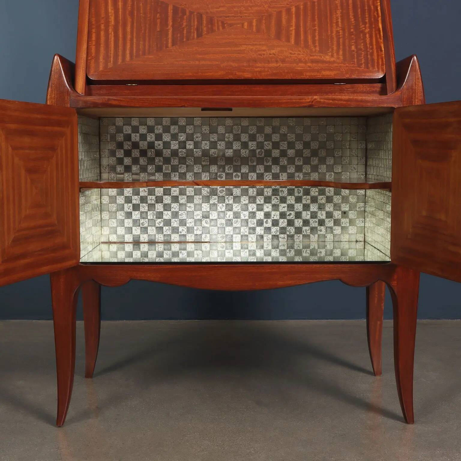 Vintage trumeau in mahogany veneer, Italy, 1950s.