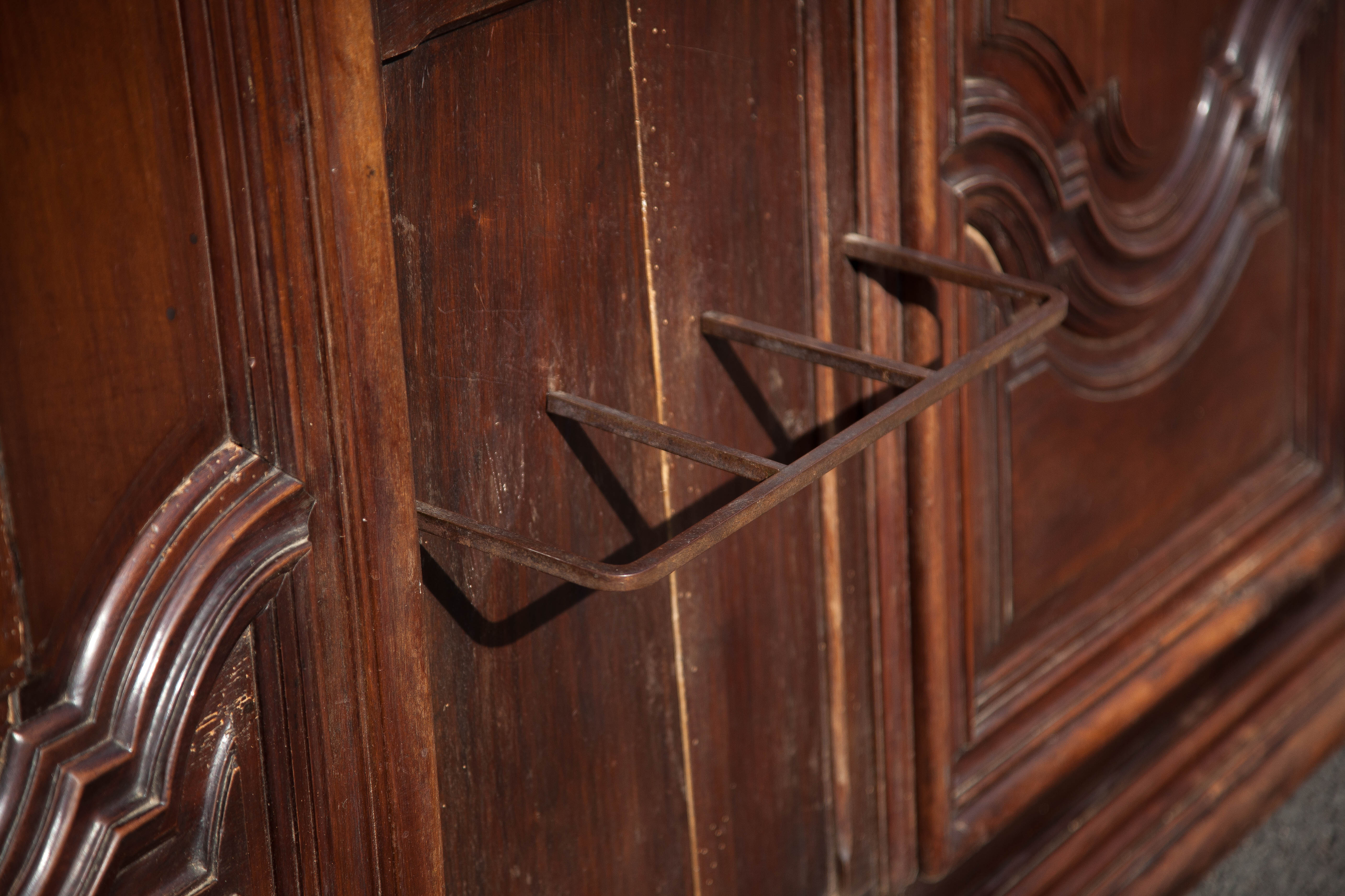 Grand vestiaire porte-manteau en bois 2 portes ancien