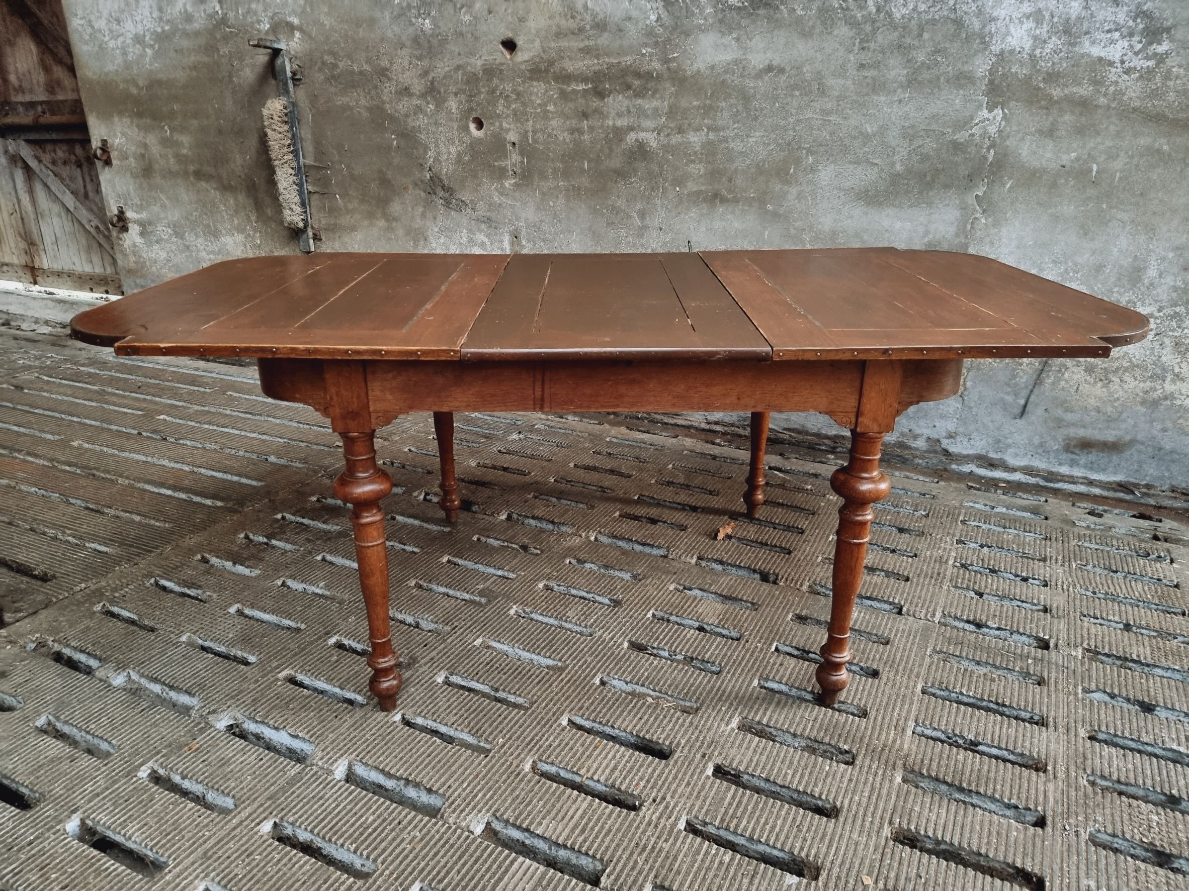 Antique extendable diningtable
