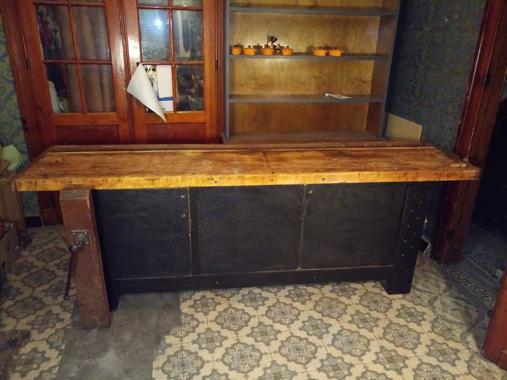 Ancien établi, meuble de métier d'atelier, buffet