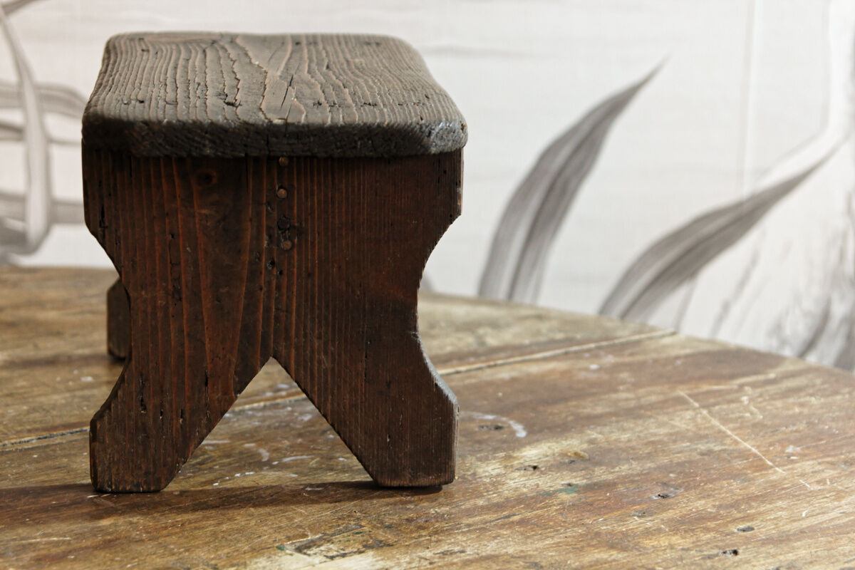 Marche pied en bois brut