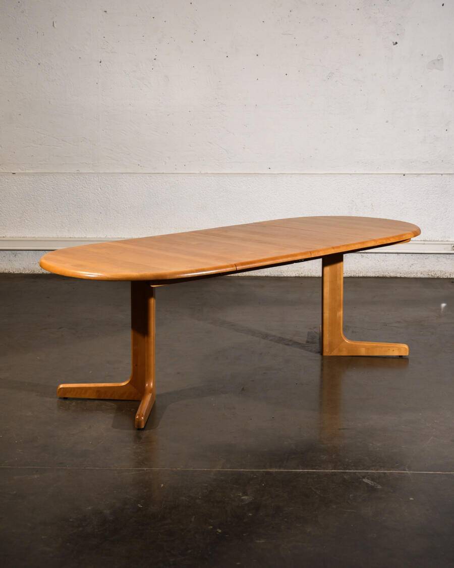 Oval dining table with 2 extensions.