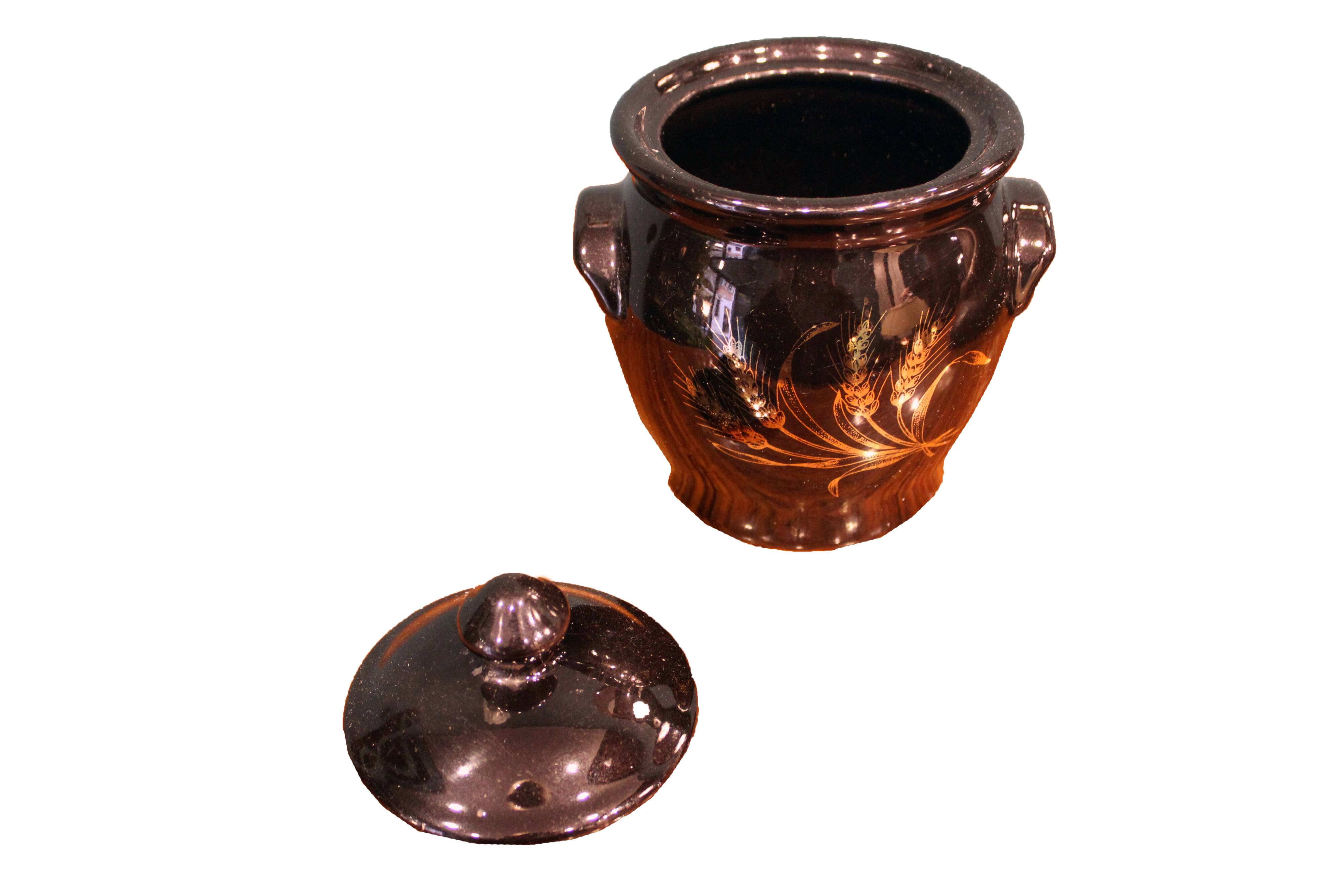 Vaso container, laccato black decorated in gold, France 1970s, in ottimo stato.