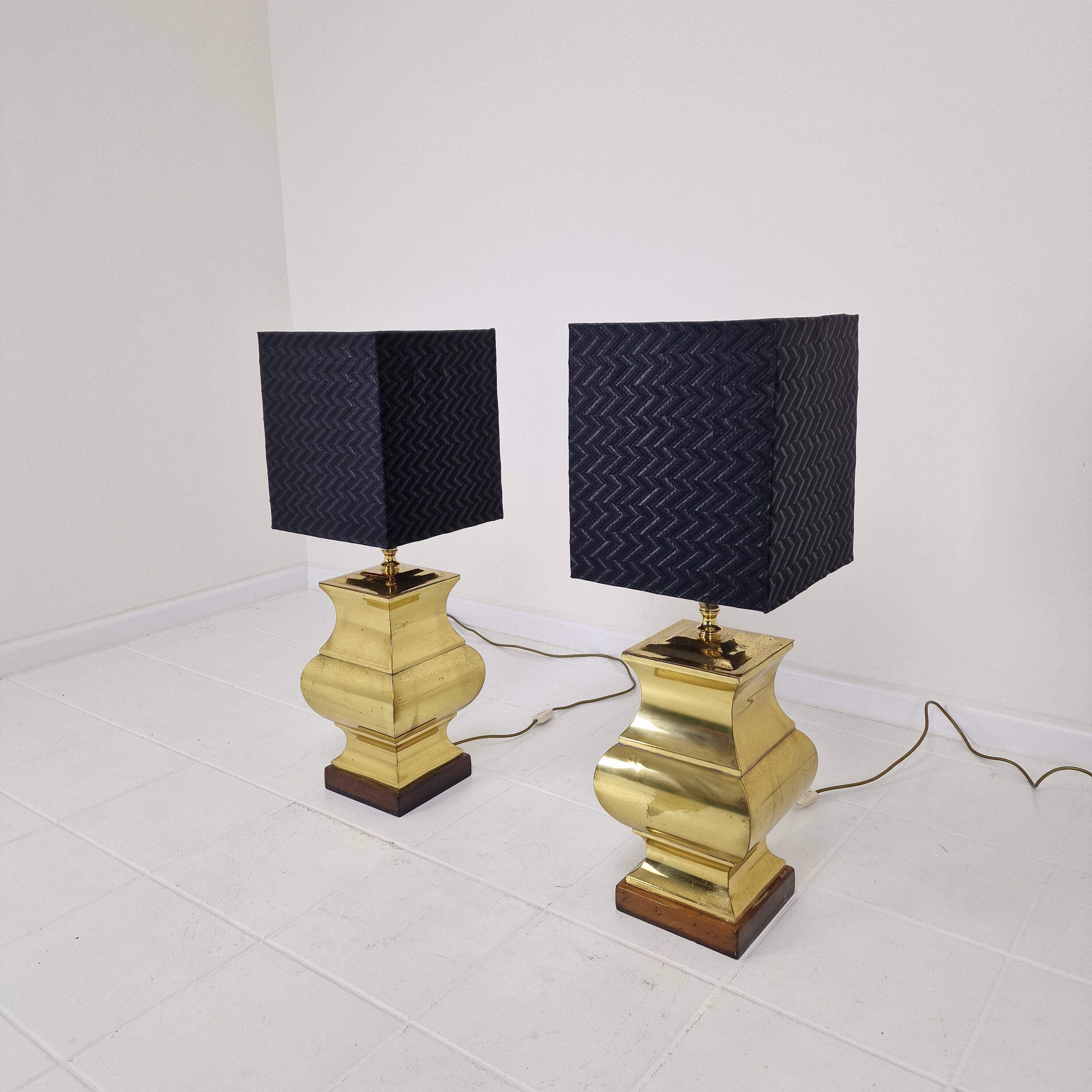 Paire de lampes de table de style Régence avec abat-jour noirs – Base en laiton et bois