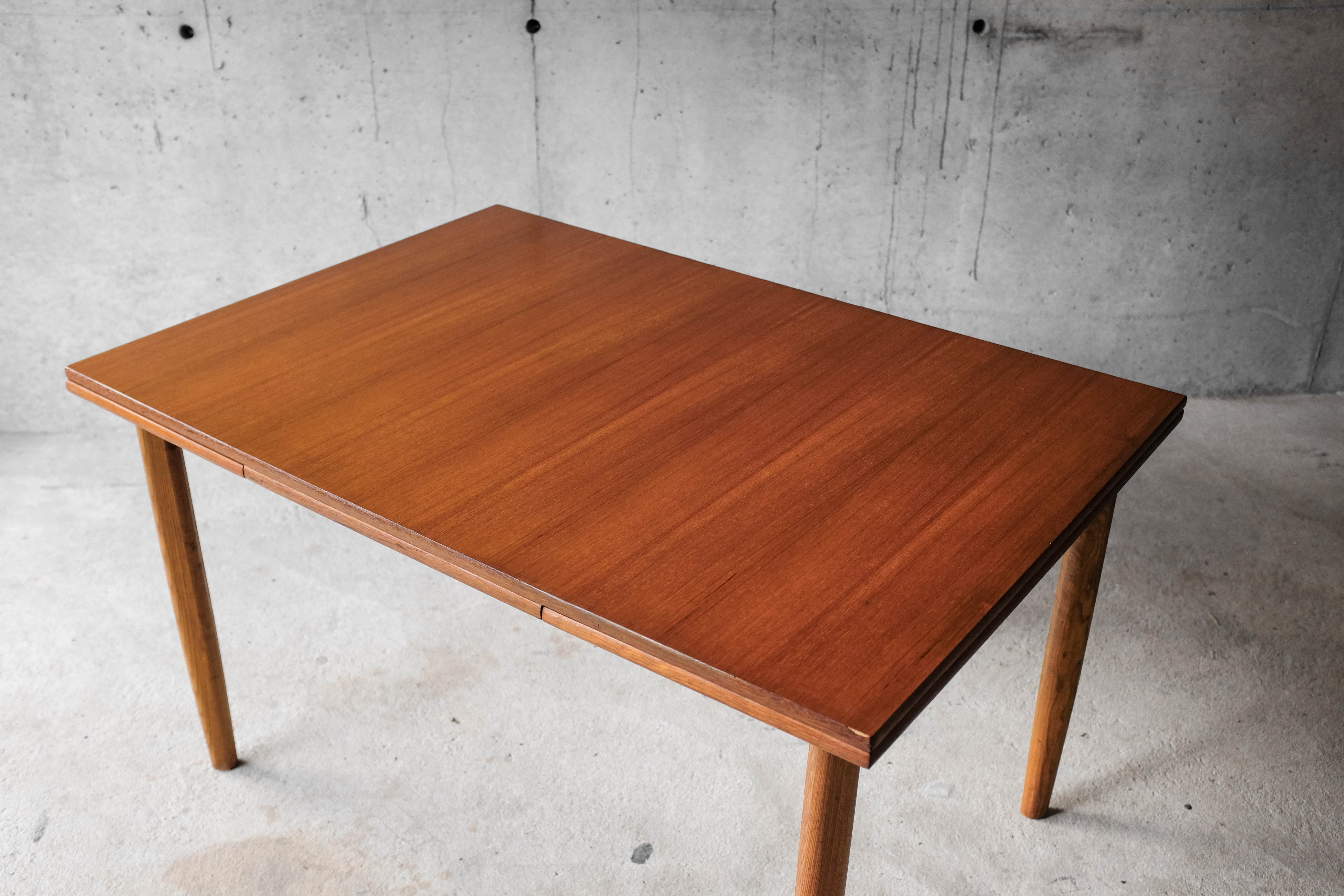 Table and 4 chairs 60
