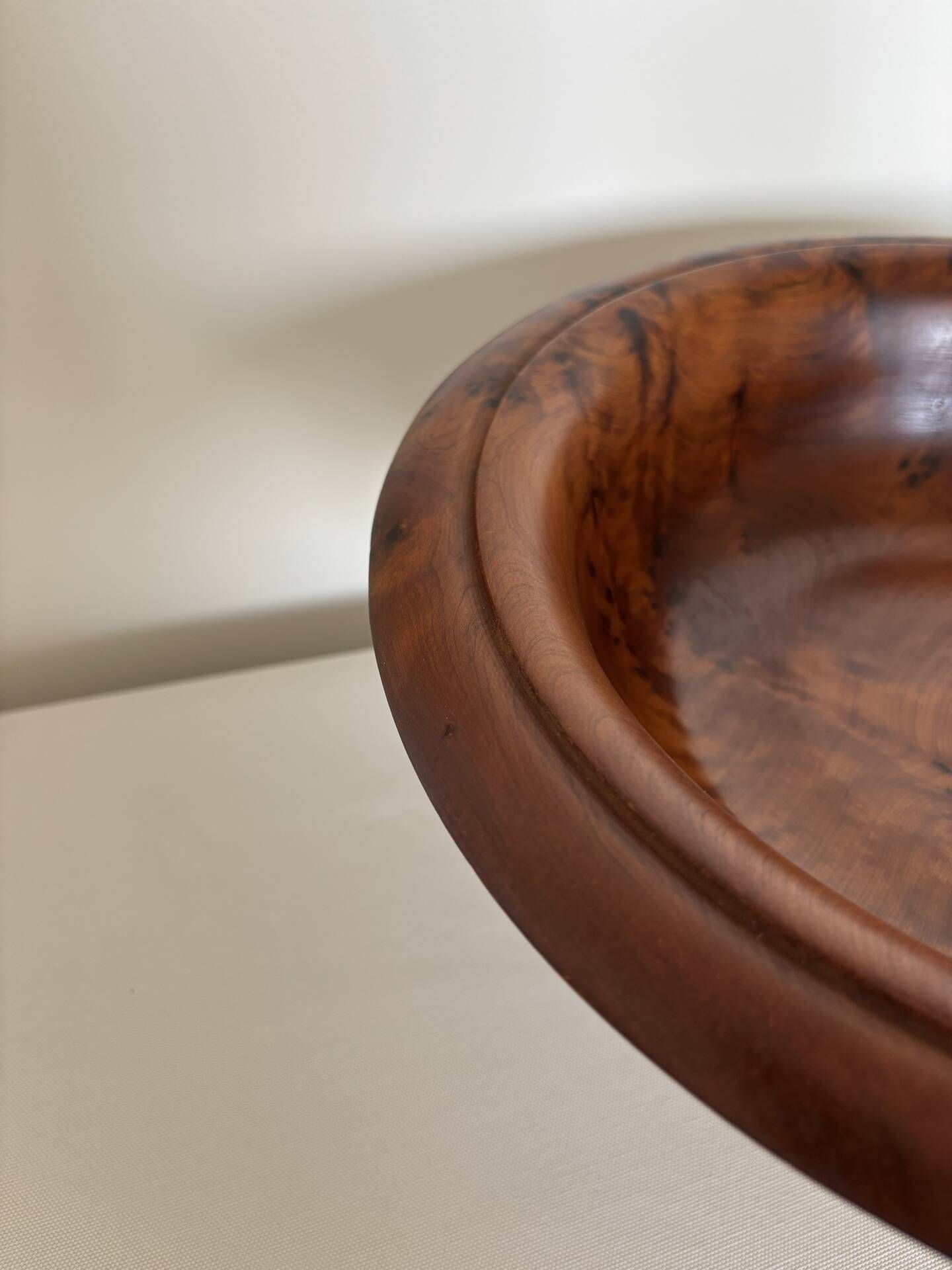 Fruit bowl on a turned wooden pedestal – Wood burl