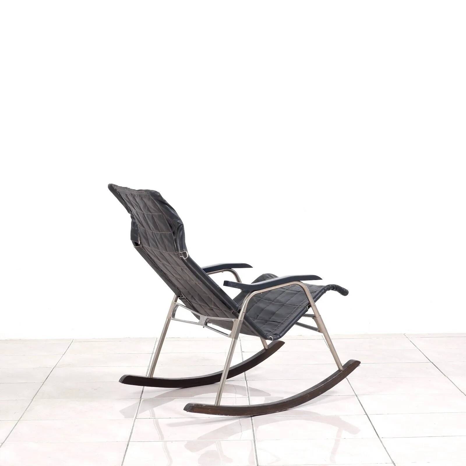 Foldable rocking chair by Takeshi Nii