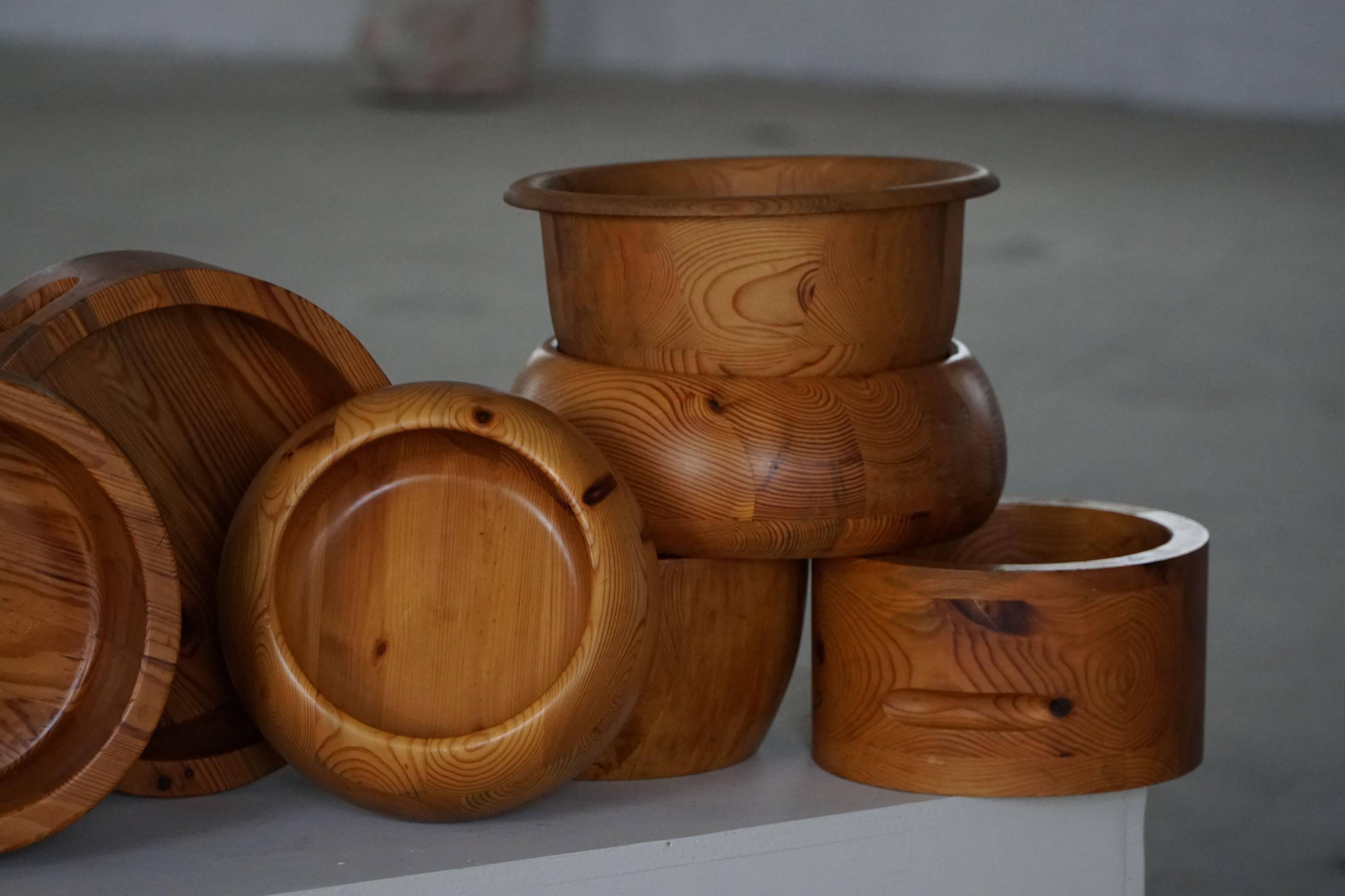 Set of 10 Scandinavian bowls in Swedish pine from the mid-century, made by Holmbergs & Varnamo, 1970s.