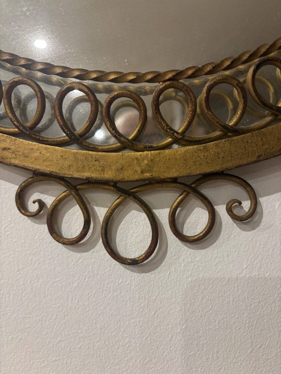 Round wall mirror - Gold metal with scrolls - Classic style - 1950s