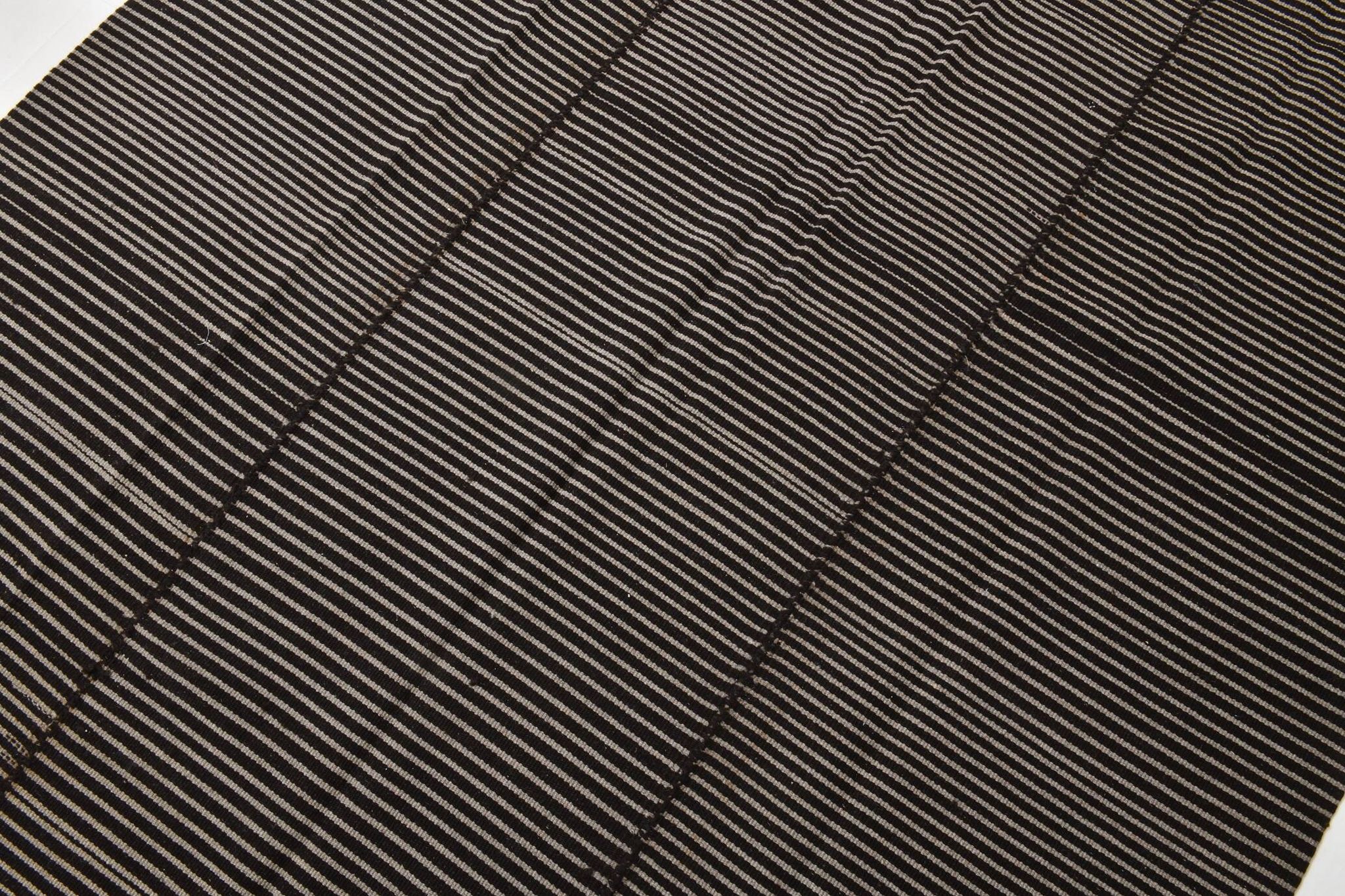 Tapis turc à fines rayures noires et grises (6 x 9 po), 183 x 269 cm