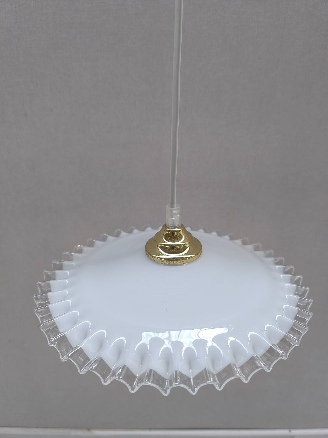 Notched opaline suspension